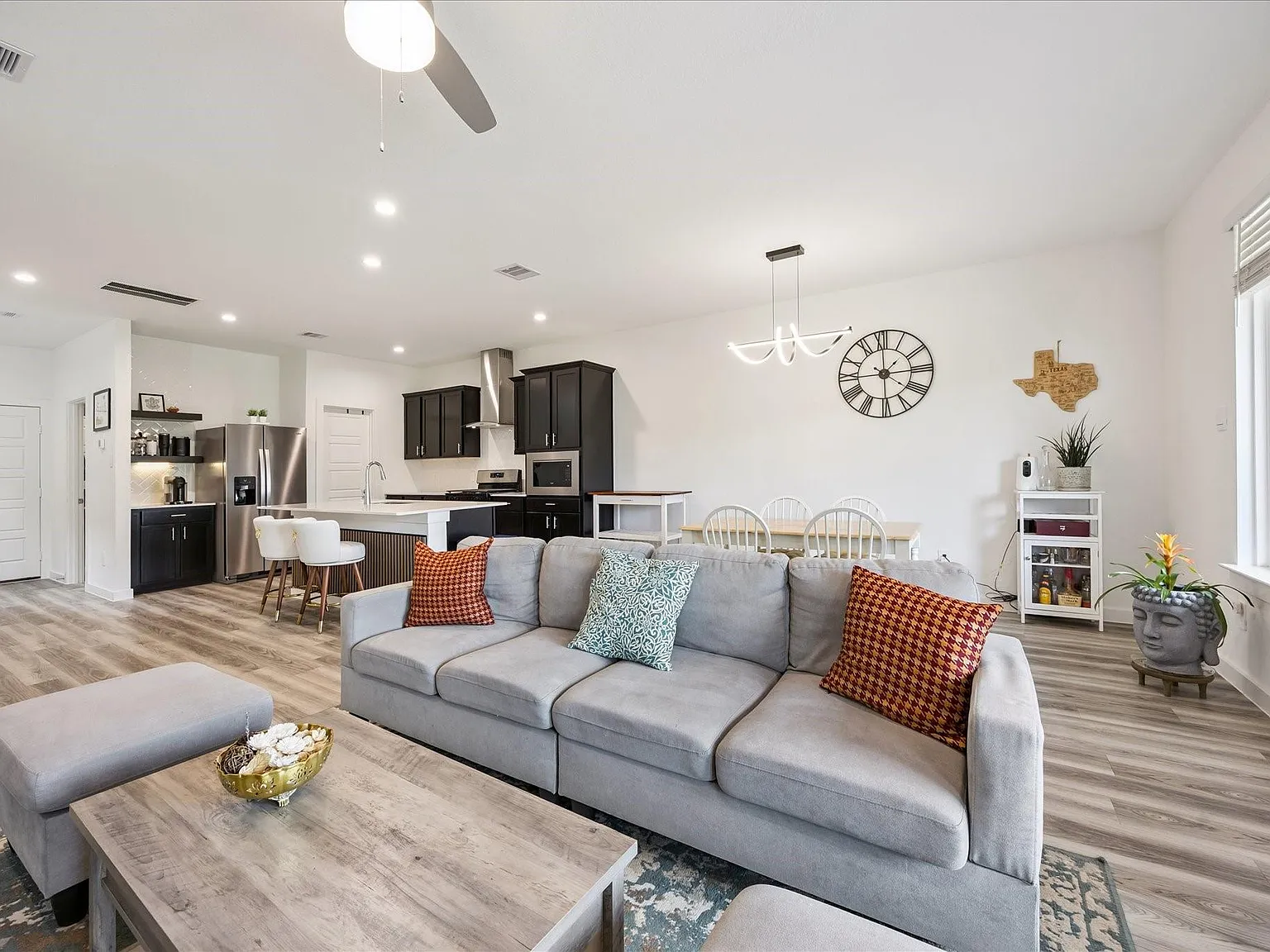 3 bed, 2.5 bath, 1820 sqft, $2,350 — Photo 3