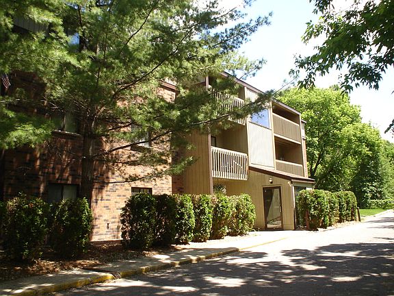 2nd image of 420 Summit Ave S APT 304