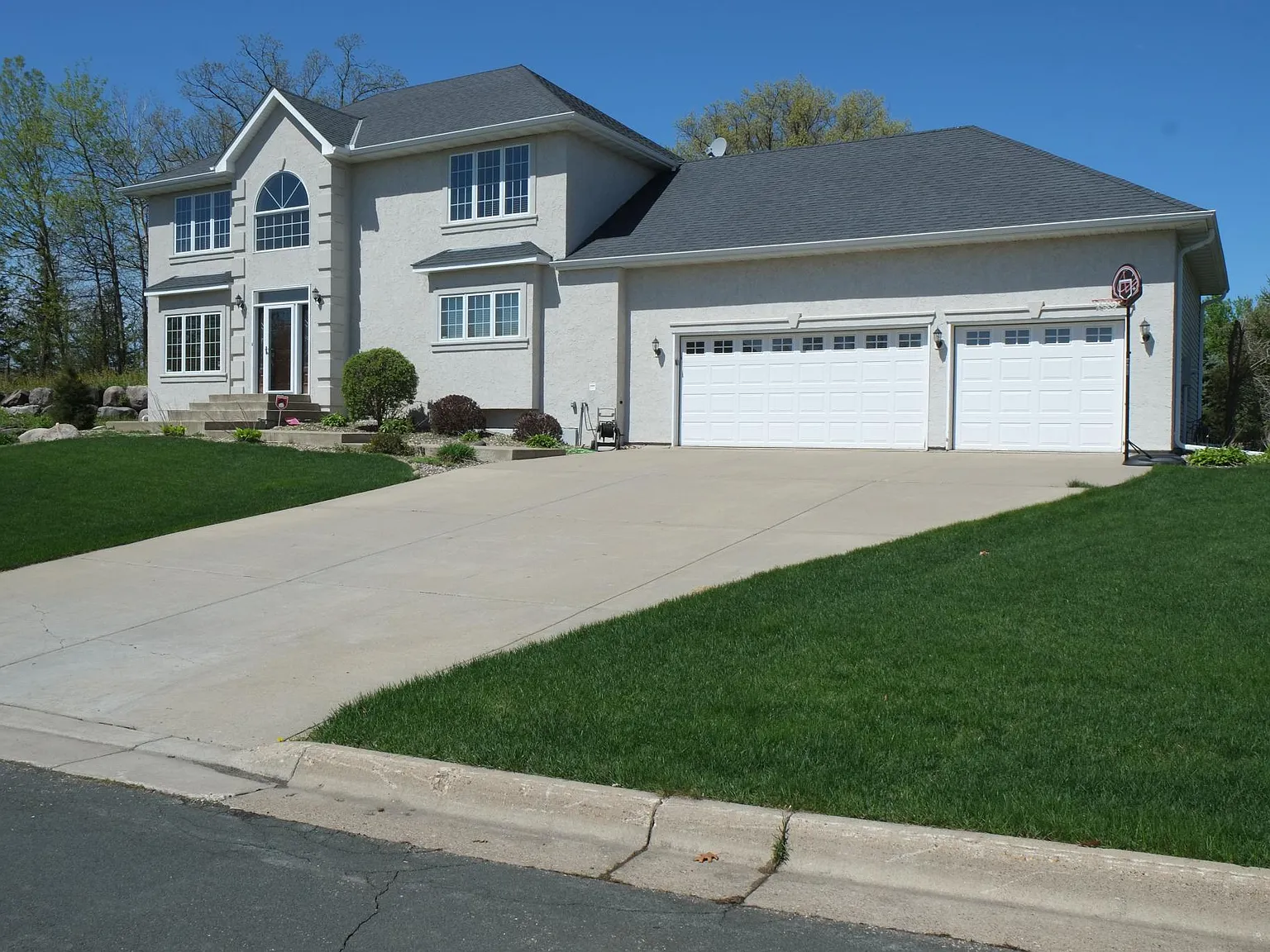 4 bed, 3700 sqft, $3,800 — Photo 2