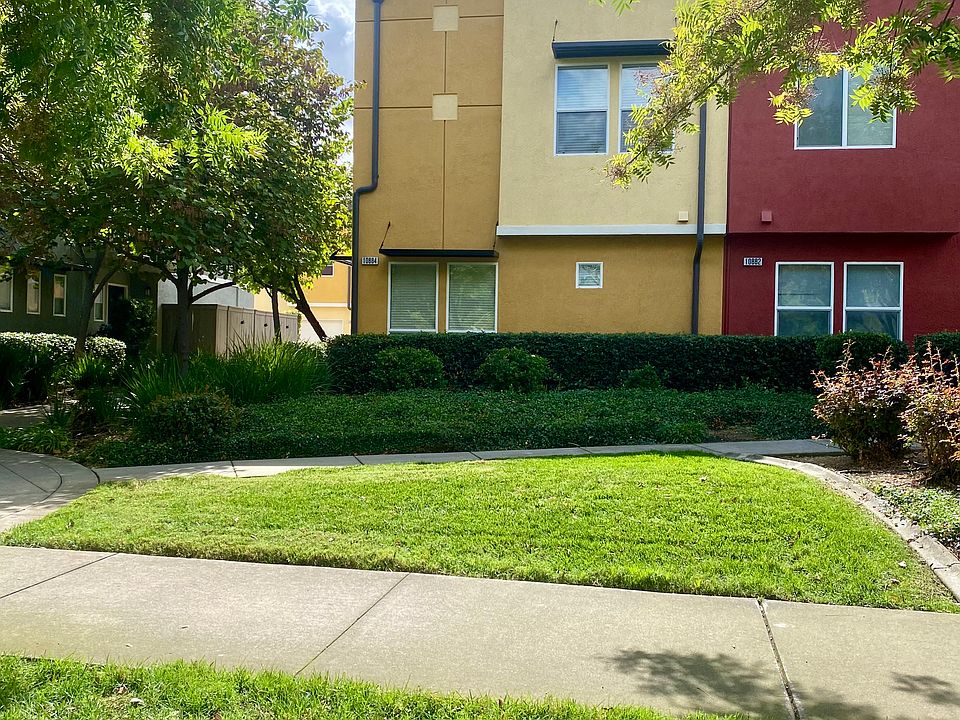 End unit with plenty of shaded on-street parking