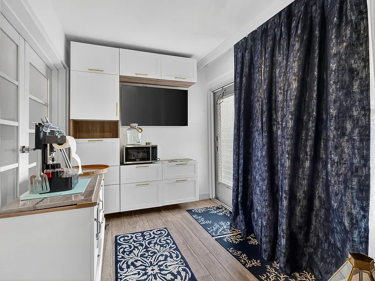 212 High Point Ter W #C — Photo 32