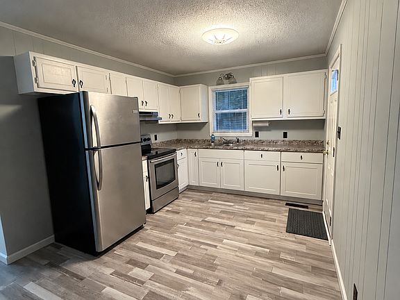 3rd image of 220 Sunnybrook St