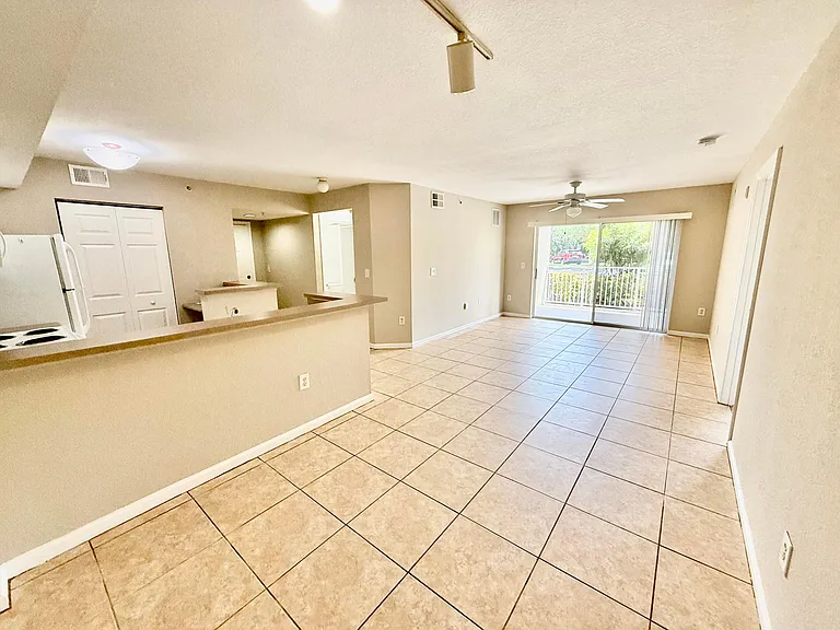 181 SW Palm Dr #103 — Photo 9
