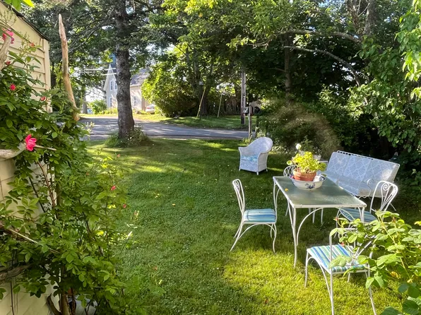 7 Mountain Street, Vinalhaven, ME 04863