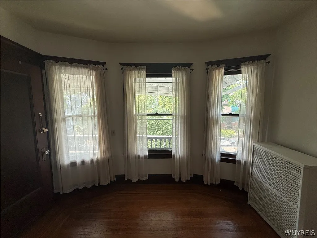 4 bed, 1.5 bath, 2000 sqft, $1,950 — Photo 4