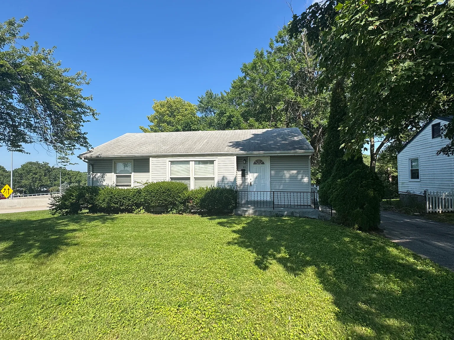 3 bed, 890 sqft, $1,495 — Photo 1