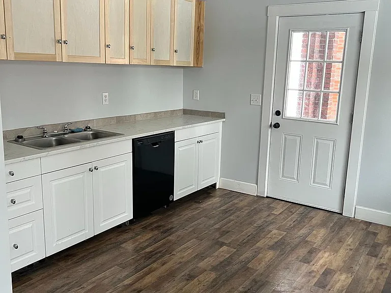 604 E Oak St — Photo 10