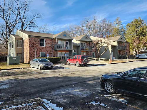 Point Woods Apartments Photo 1