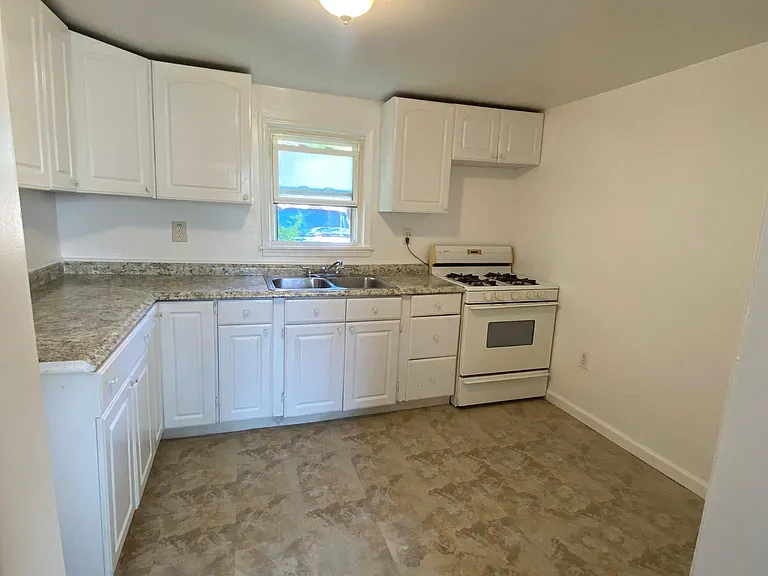 8221 Chalmers Ave — Photo 6