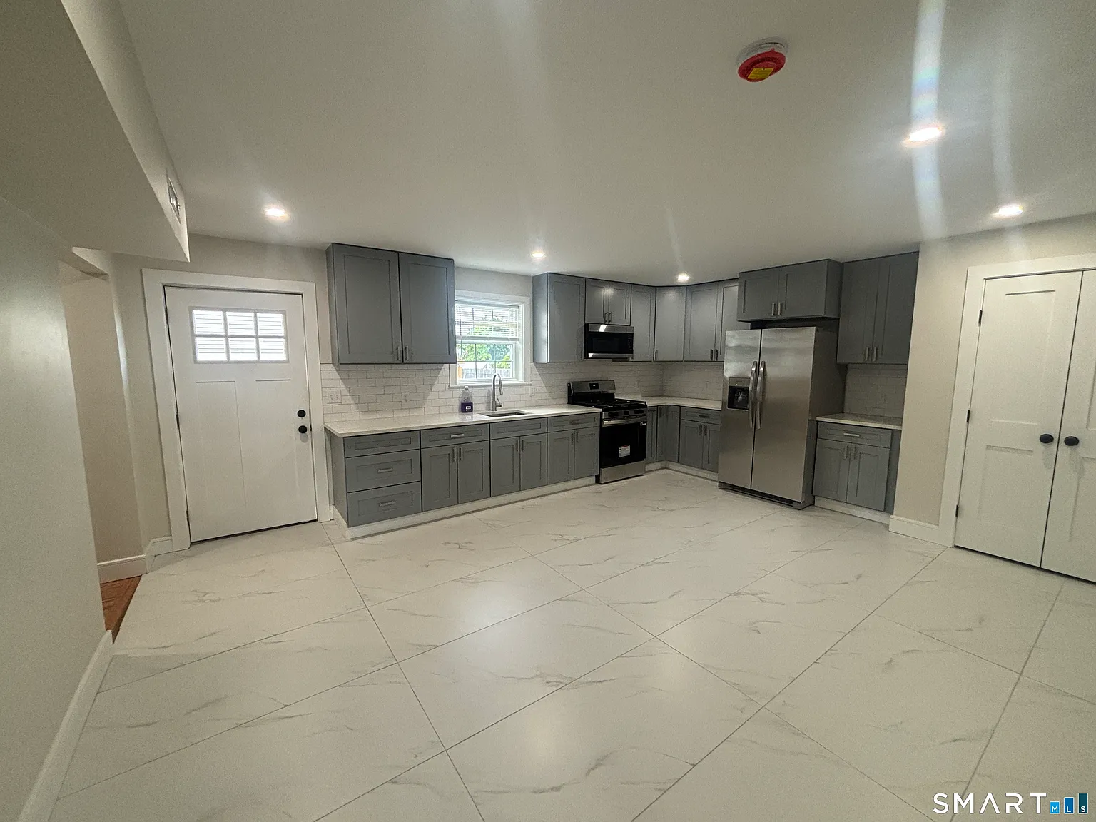 5 bed, 2.0 bath, 1701 sqft, $5,300 — Photo 2