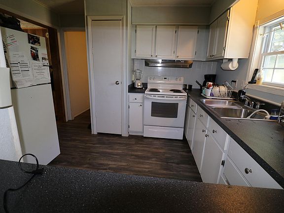 5th image of 104 Landcastle Ave
