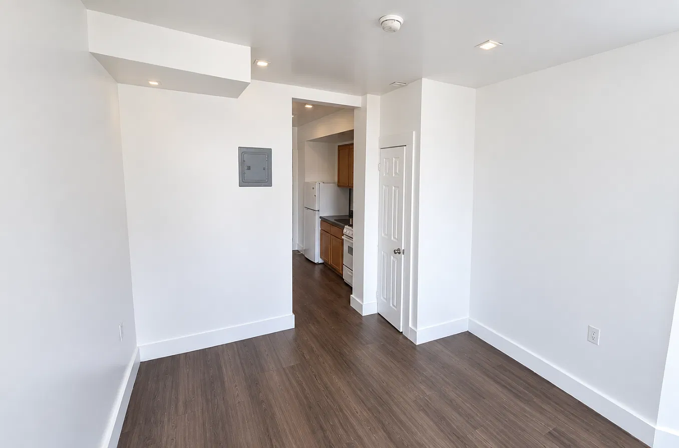 Studio, 400 sqft, $2,604 — Photo 1