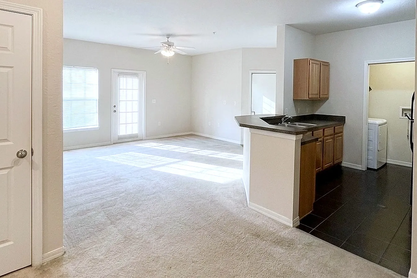 1 bed, 713 sqft, $1,300 — Photo 1