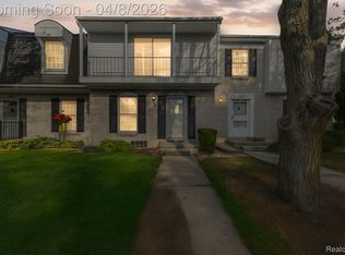 121 Stratford Ln, Rochester, MI