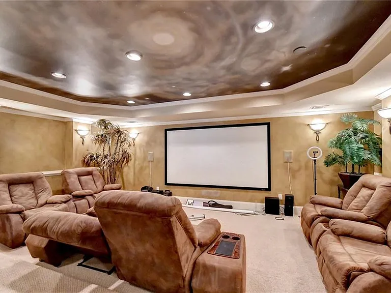 8910 Pinehurst Cv — Photo 93
