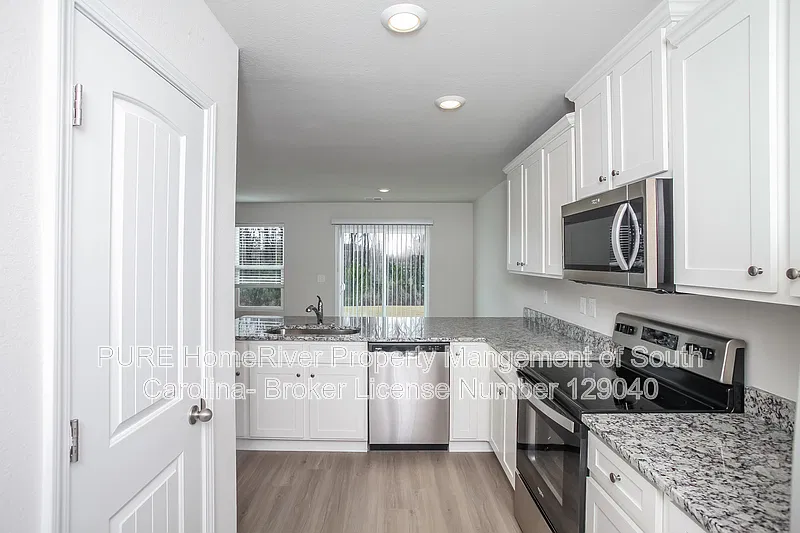 3 bed, 2.5 bath, 1679 sqft, $2,045 — Photo 4