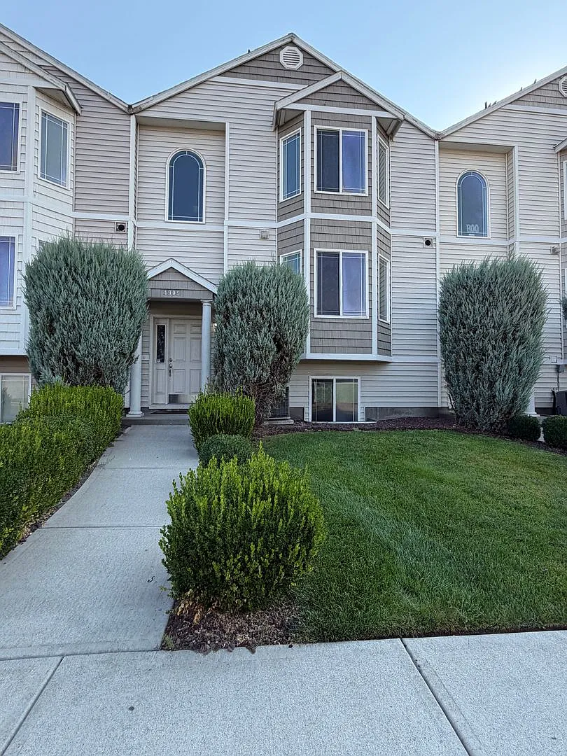 3 bed 3.5 bath Townhome available on Rd 68! — Photo 1