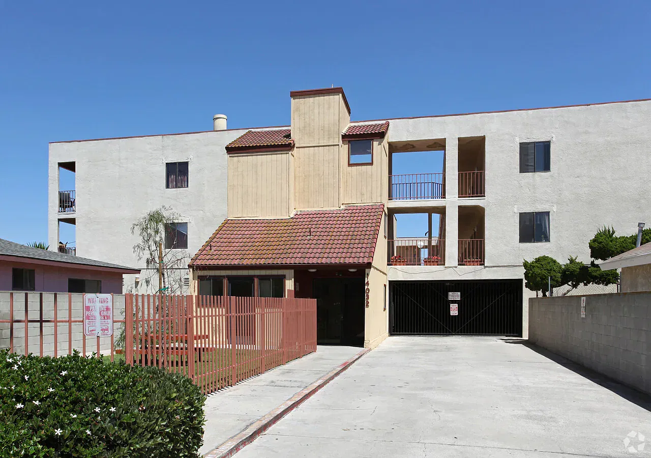 14032 Doty Ave — Photo 2