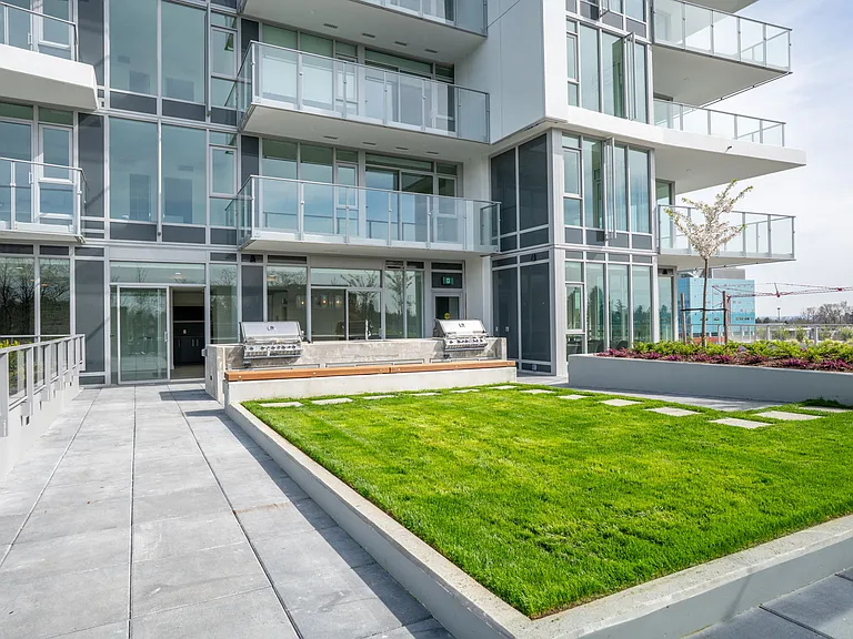 9675 King George Blvd #2707 — Photo 15