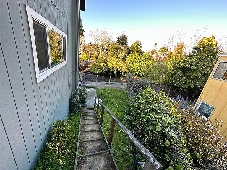 101 Weeks Ave — Photo 8