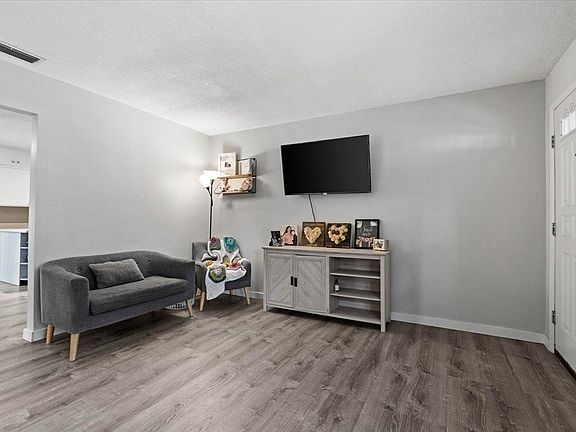 5th image of 2410 Banyan Dr