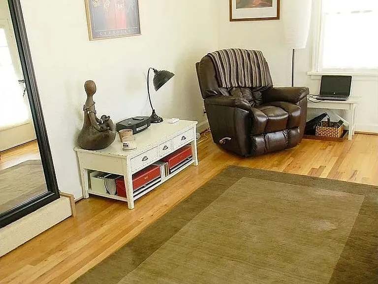 1438 W Oak St — Photo 4