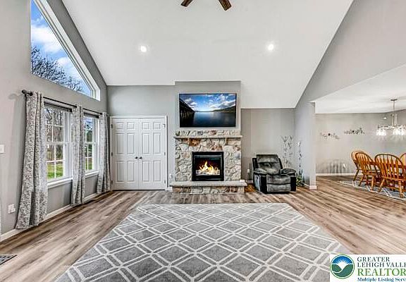 3rd image of 209 Brittany Dr