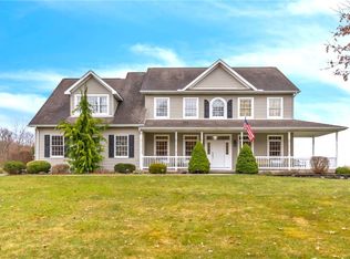 22 Carriage Ln, Grove City, PA