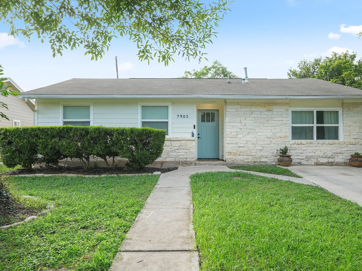 4 bed, 2.5 bath, 1702 sqft, $2,200 — Photo 3