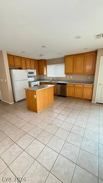 3 bed, 2.5 bath, 2320 sqft, $2,153 — Photo 2