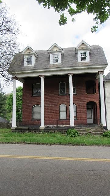 1st image of 604 W 1st St