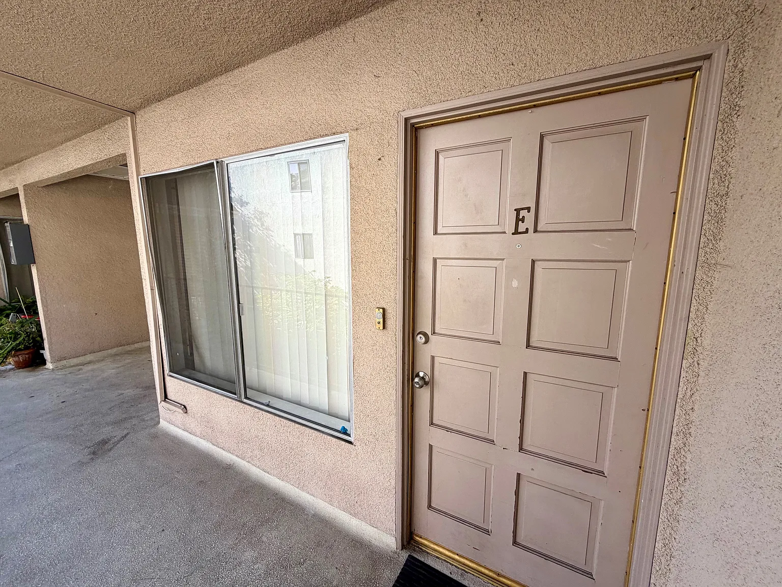 2 bed, 750 sqft, $2,200 — Photo 2