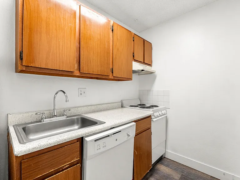 South Street Apartments — Photo 34