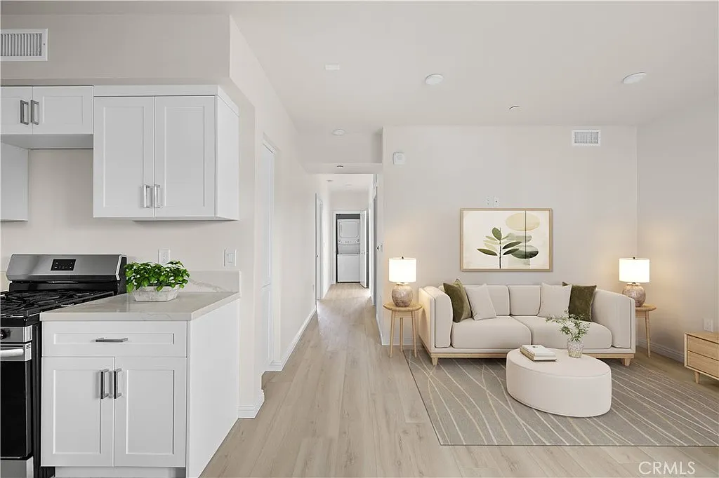 2 bed, 725 sqft, $4,350 — Photo 4