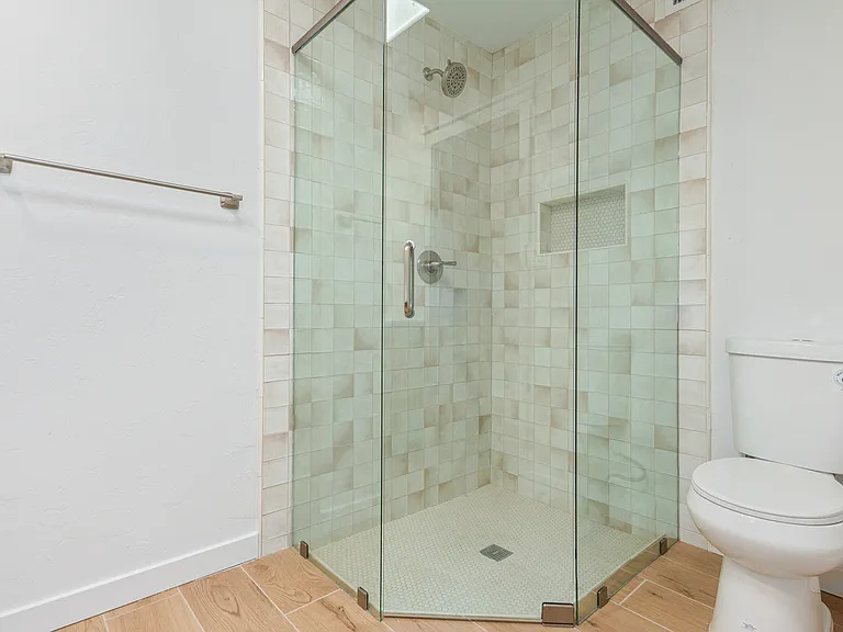 ENSUITE WALK-IN GLASS SHOWER