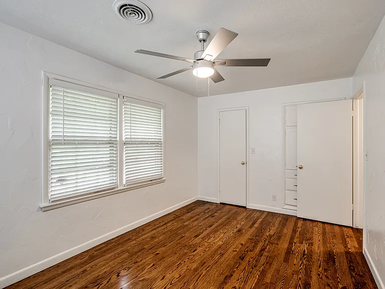 4620 N Harvey Pkwy #1/2 — Photo 28