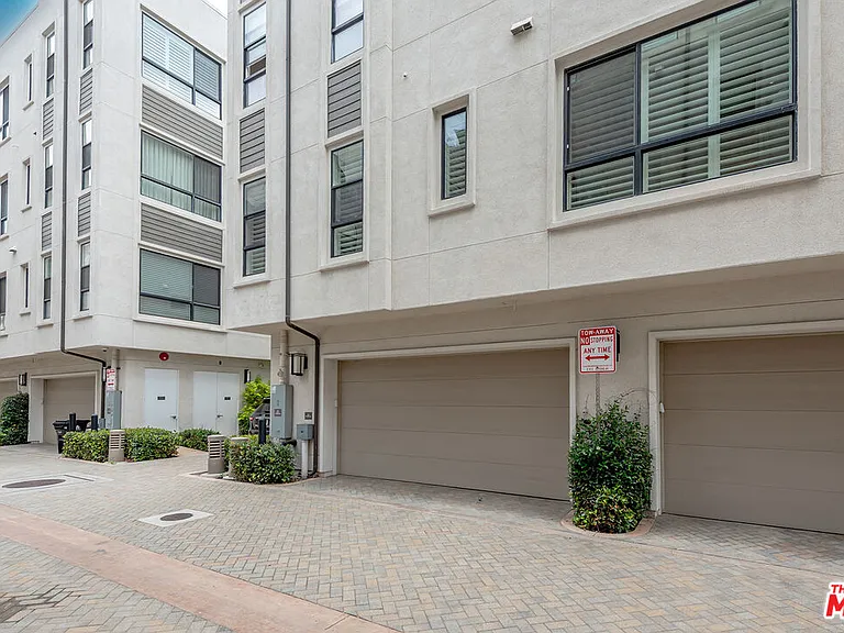 12775 Bluff Creek Dr #1 — Photo 32