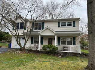 9 Tyne Ct, Kendall Park, NJ 08824