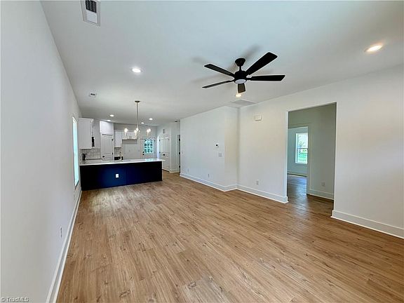 4th image of 406 Dobson St
