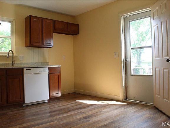 3rd image of 208 Spring Dr