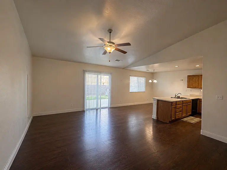 3290 N Vista Ave — Photo 8