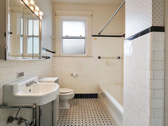 Upstairs front bathroom 