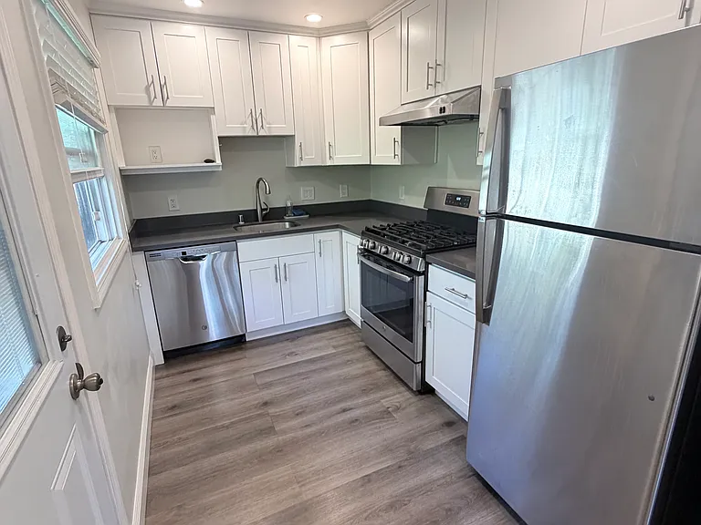 609 Rollins Rd — Photo 9