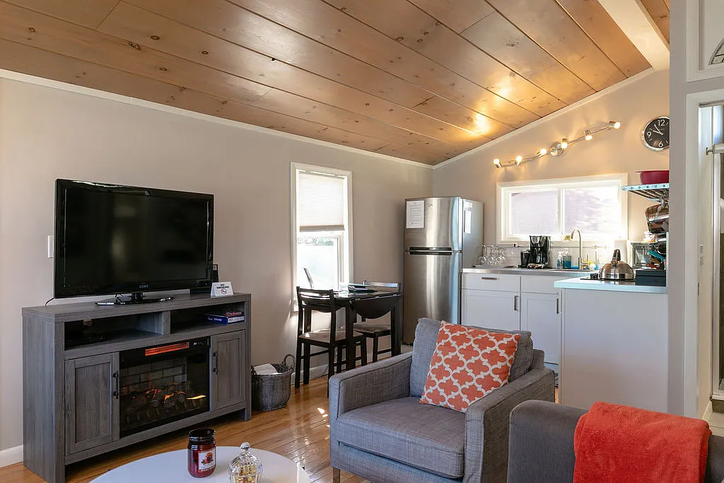 Studio, 300 sqft, $1,595 — Photo 2
