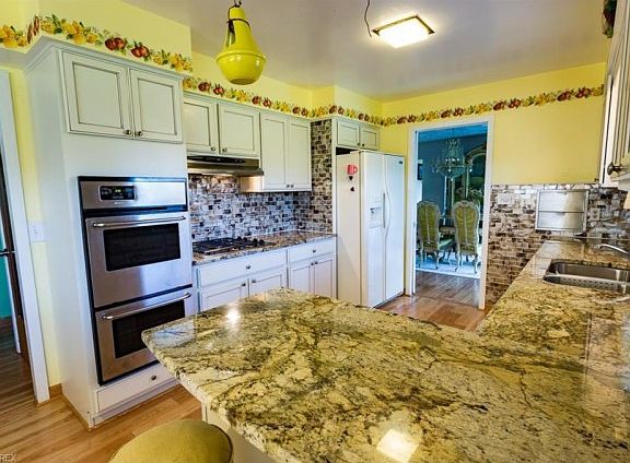 4th image of 2725 Shakercrest Blvd