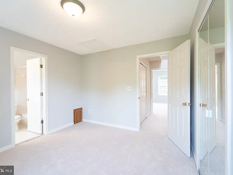 413 Lakeview Ct — Photo 32
