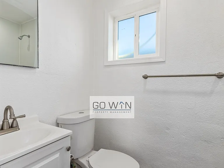 2412 E Monroe St — Photo 12