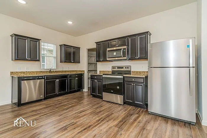 3 bed, 2.0 bath, 1589 sqft, $2,050 — Photo 4
