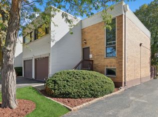 947 Spring Mill Dr, Hoffman Estates, IL 60169