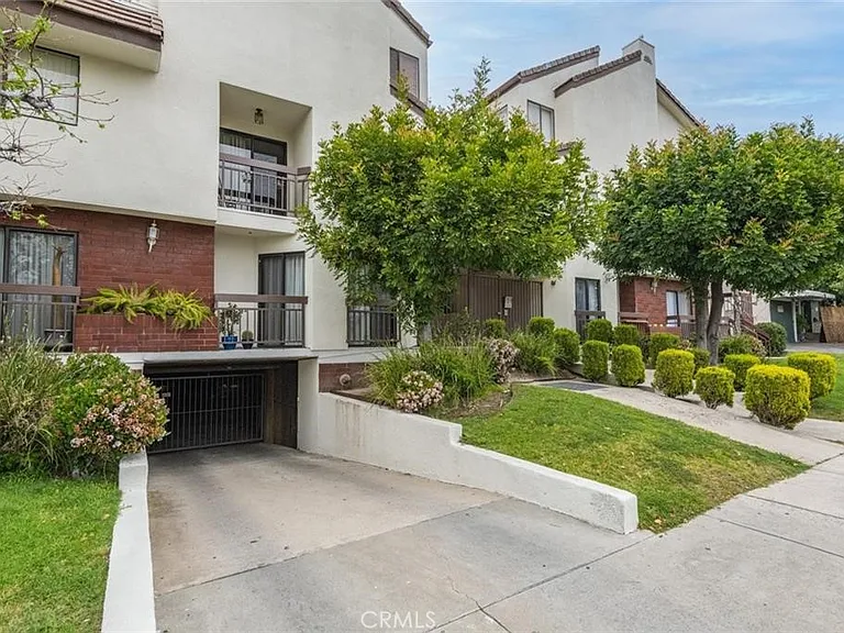 1247 E Wilson Ave #9 — Photo 2
